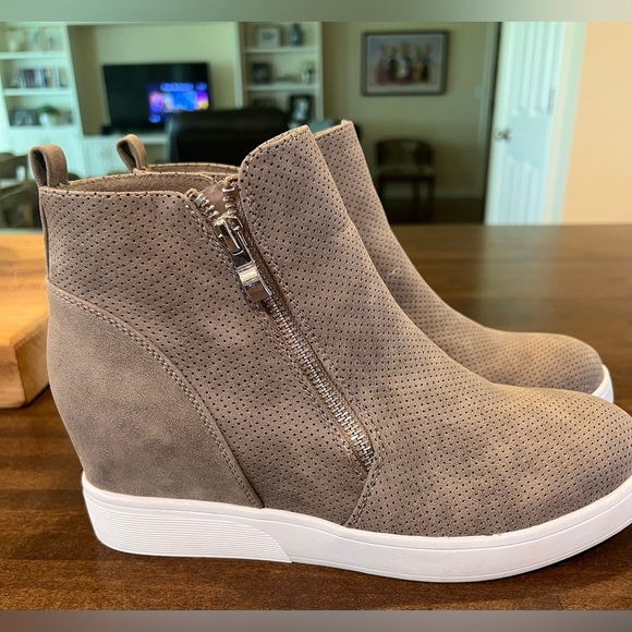 Journee Collection Women's Hepburn Wedge Bootie Shoes Taupe Brown 8M